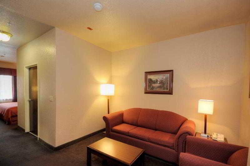 Baymont By Wyndham Clute Lake Jackson Номер фото